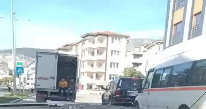 Amasya’da çocukların kamyonet kasasındaki tehlikeli yolculuğu