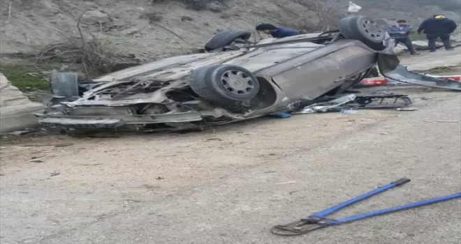 Amasya'da devrilen otomobildeki 5 kişi yaralandı