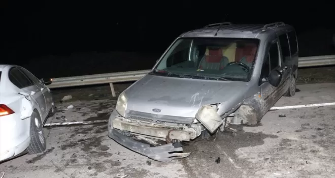 Amasya'da  hafif ticari araç ile otomobilin çarpıştığı kazada 2 kişi yaralandı