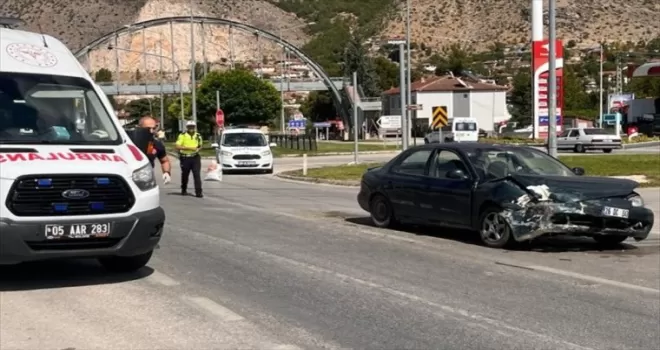 Amasya’da iki otomobilin çarpıştığı kazada 5 kişi yaralandı