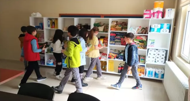 Amasya’da ilkokulda depremzede öğrenciler için “Sosyal Market“ kuruldu