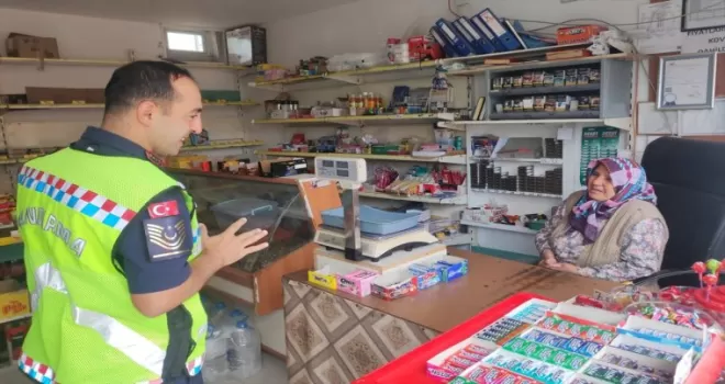 Amasya’da jandarma esnaf ve öğrencileri güvenlik konusunda bilgilendirdi
