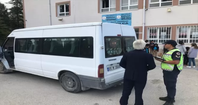 Amasya’da jandarma, okul servis araçlarını denetledi