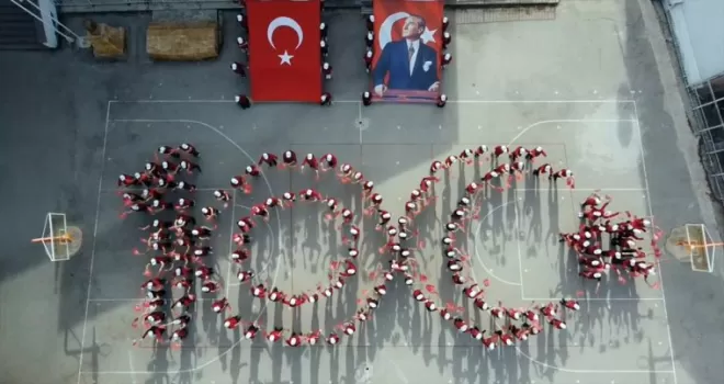Amasya’da lise öğrencilerinden Cumhuriyet’in 100. yılı koreografisi