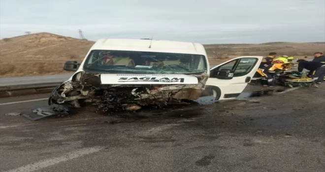 Amasya’da minibüsle otomobil çarpıştı 5’i öğrenci 7 kişi yaralandı