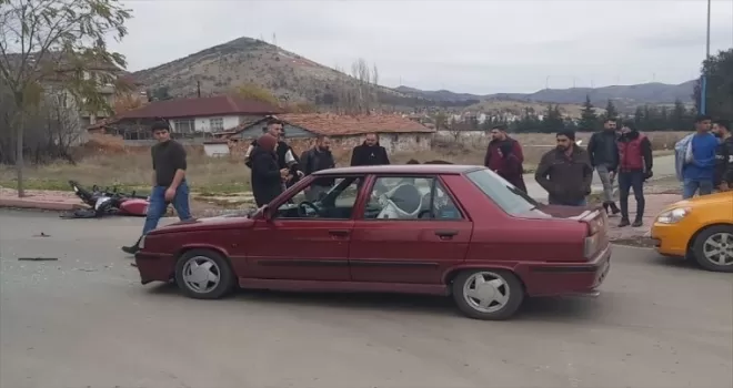 Amasya’da motosiklet ile otomobilin çarpışması sonucu 4 kişi yaralandı