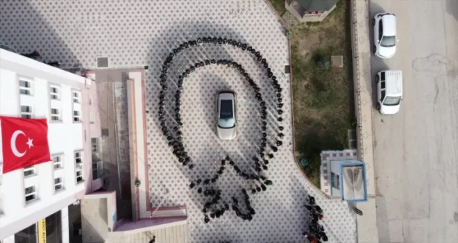 Amasya’da öğrencilerden Togg eşliğinde “ay yıldız“ koreografisi