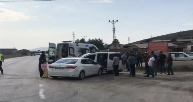 Amasya’da otomobil ile hafif ticari aracın çarpıştığı kazada 3 kişi yaralandı