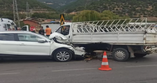 Amasya’da otomobil ile kamyonetin çarpıştığı kazada 2 kişi yaralandı