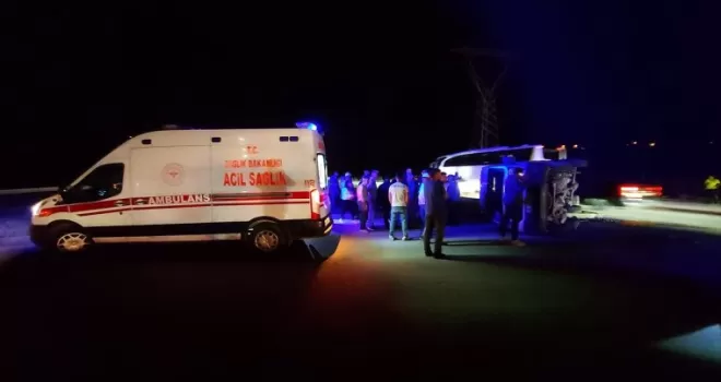 Amasya’da otomobil ile minibüsün çarpışması sonucu 17 kişi yaralandı