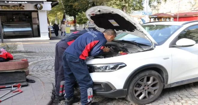Amasya’da otomobilin motor bölümüne sıkışan 2 kedi yavrusunu itfaiye kurtardı