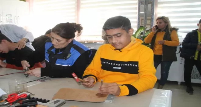 Amasya’da polisler özel öğrenciler için el sanatları kursu açtı