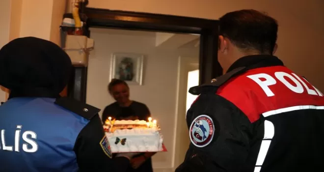 Amasya’da polisten bedensel engelli çocuğa doğum günü sürprizi