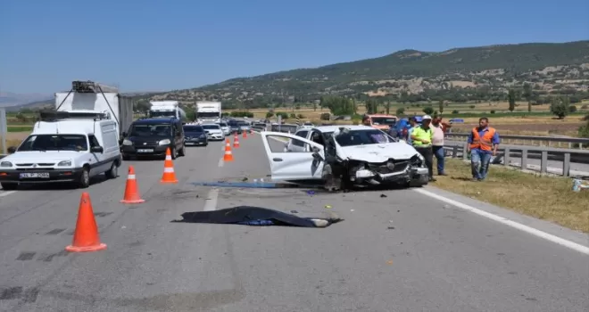 Amasya’da refüje çarpan otomobildeki 1 kişi öldü