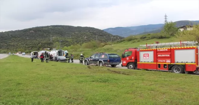 Amasya’da refüje çarpan otomobildeki 4 kişi yaralandı