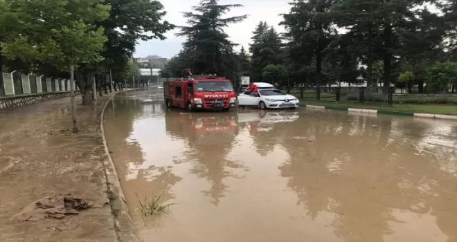 Amasya’da sağanak su baskınlarına neden oldu