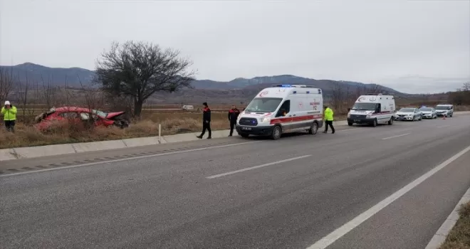 Amasya’da şarampole devrilen otomobildeki 2 kişi yaralandı