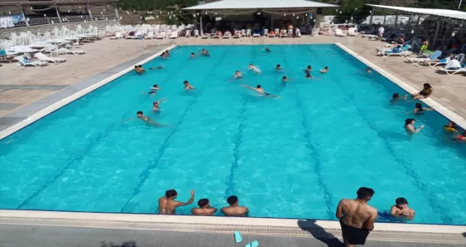 Amasya’da sıcaktan bunalanlar havuzları tercih etti