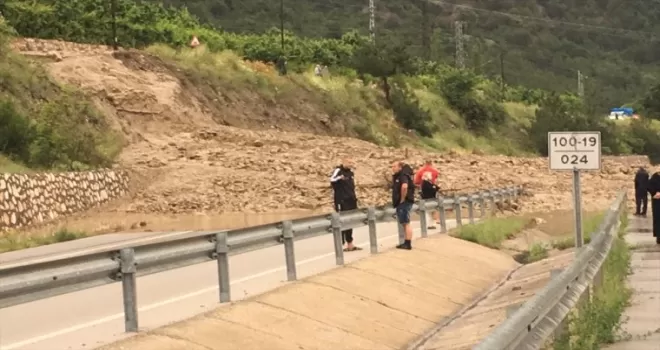 Amasya’da şiddetli yağış nedeniyle Taşova-Amasya kara yolu ulaşıma kapandı