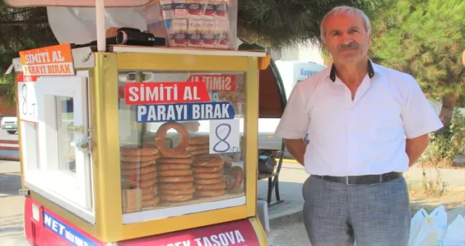 Amasya’da simitçi “Simidini al, paranı bırak“ notuyla ürünlerini satışa sunuyor