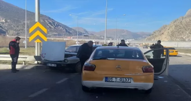 Amasya'da taksi ile otomobil çarpıştı, 4 kişi yaralandı