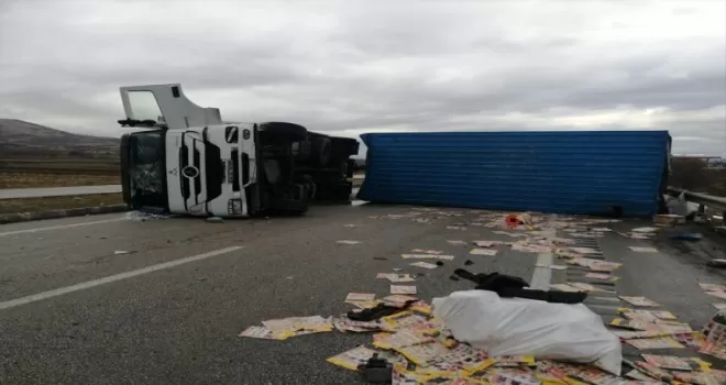 Amasya’da tırın devrilmesi sonucu 2 kişi yaralandı