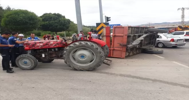 Amasya’da traktör ile çarpışan hafif ticari araçtaki 5 kişi yaralandı
