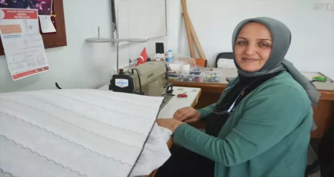 Amasya’da usta öğretici ve kursiyerler depremzedeler için uyku tulumu dikiyor