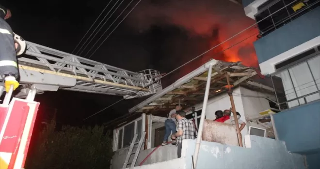 Amasya’da yangın çıkan binanın üst katı ve çatısı hasar gördü