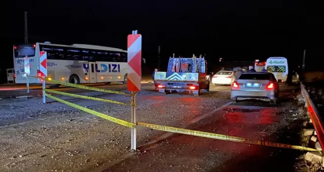 Amasya’da yoldan çıkarak çamura saplanan yolcu otobüsündeki 6 kişi yaralandı
