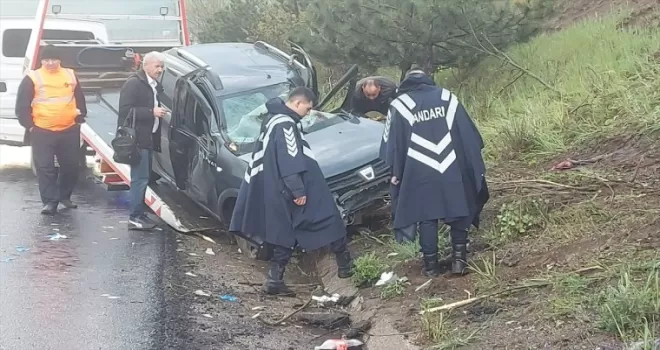 Anadolu Otoyolu’nda devrilen otomobildeki 3 kişi ağır yaralandı