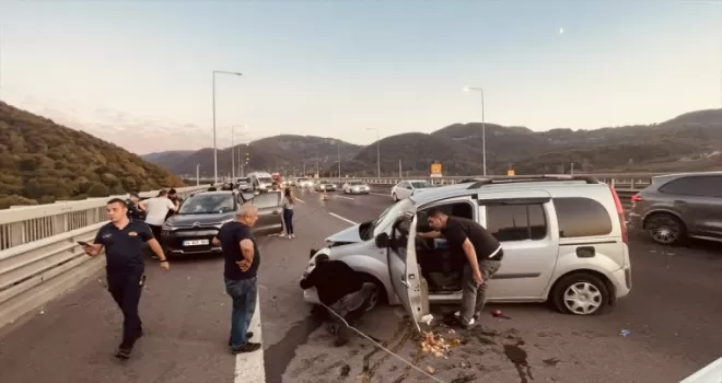 Anadolu Otoyolu’nda iki aracın karıştığı kazada 5 kişi yaralandı
