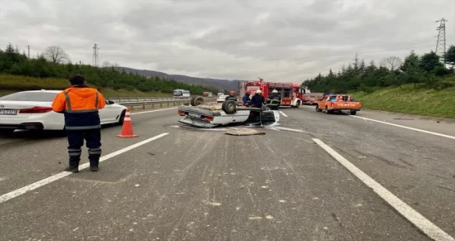 Anadolu Otoyolu’nda tır ile çarpışan otomobildeki 2 kişi ağır yaralandı