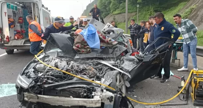 Anadolu Otoyolu’nda tırla çarpışan otomobilin sürücüsü yaralandı