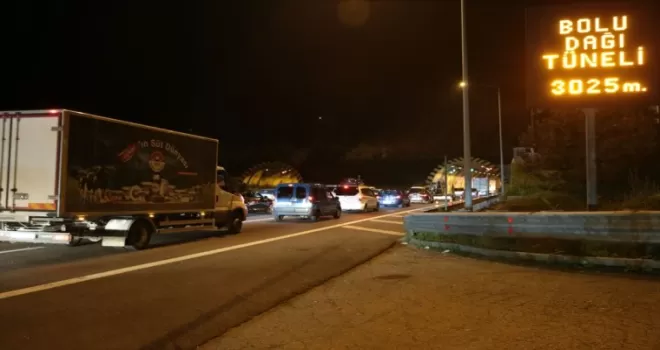 Anadolu Otoyolu’nun Bolu geçişinde yoğunluk yaşanıyor