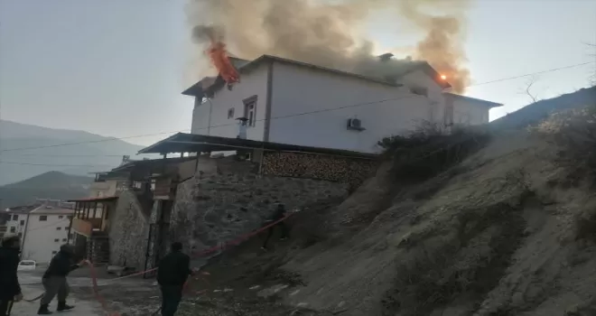 Ardanuç'ta iki katlı ev yangında zarar gördü