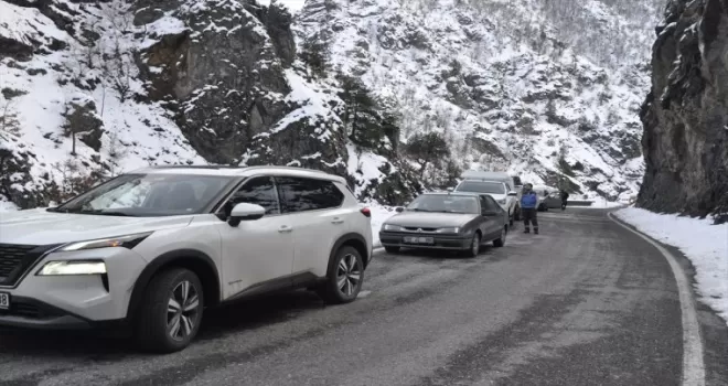 Artvin-Ardahan kara yolunda heyelan meydana geldi