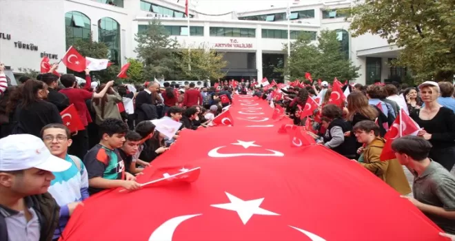 Artvin’de 50 metre uzunluğundaki Türk bayrağıyla “Cumhuriyet Yürüyüşü“ yapıldı