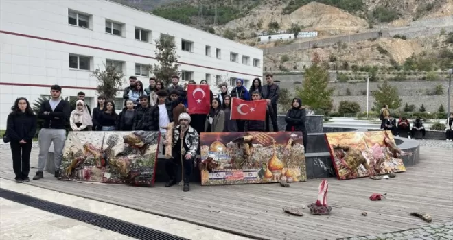 Artvin’de akademisyen İsrail’in Gazze saldırılarını sergiyle protesto etti