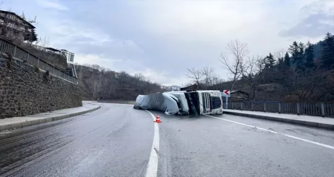 Artvin'de devrilen kereste yüklü tır trafikte aksamaya neden oldu