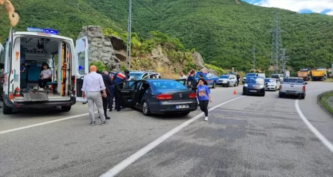 Artvin’de iki otomobilin çarpıştığı kazada 8 kişi yaralandı