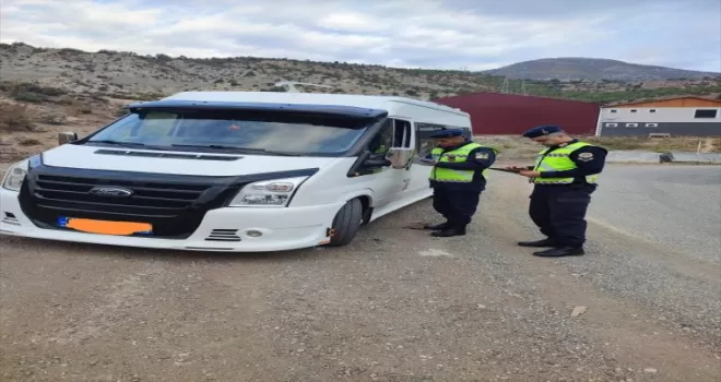 Artvin’de jandarma ekipleri okul servislerini denetliyor