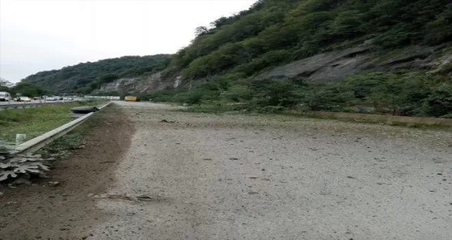 Artvin'de kara yolundaki heyelan anı güvenlik kamerasına yansıdı