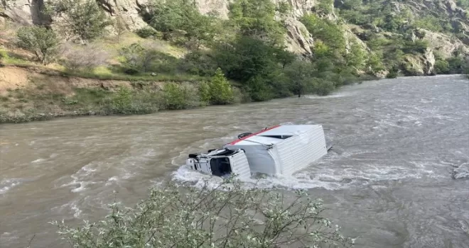 Artvin’de nehre düşen kamyonun sürücüsü akıntıya kapılarak kayboldu