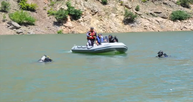 Artvin’de nehre düşerek kaybolan kamyon sürücüsü 10 gündür aranıyor