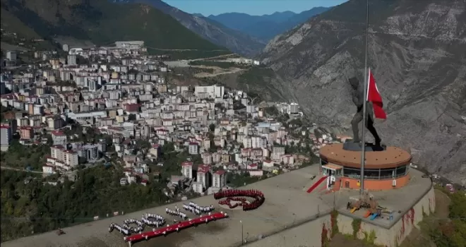 Artvin’de öğrenciler “100. Yıl“ ve “ay yıldız“ koreografisi oluşturdu