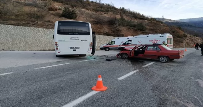 Artvin'de otomobil ile otobüsün çarpıştığı kazada 3 kişi yaralandı