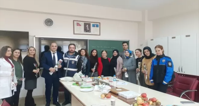 Artvin'de polis memurları öğretmenleri ziyaret etti