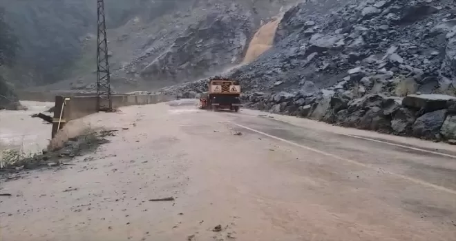 Artvin’de şiddetli yağış etkili oluyor