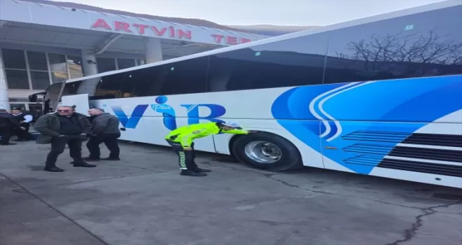 Artvin’de trafik ekipleri zorunlu kış lastiği denetimi yaptı